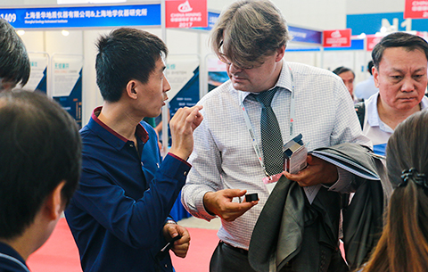 2017矿业大会与外国友人交流.jpg 2017矿业大会与外国友人交流.jpg