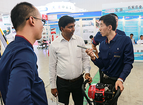 矿业大会上为印度朋友介绍绍尔钻机.jpg 矿业大会上为印度朋友介绍绍尔钻机.jpg