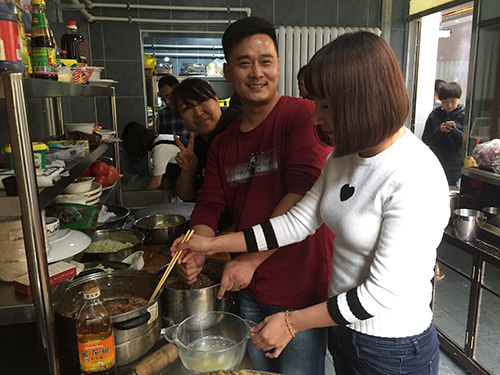 北京德严科技同事下厨.jpg 北京德严科技同事下厨.jpg