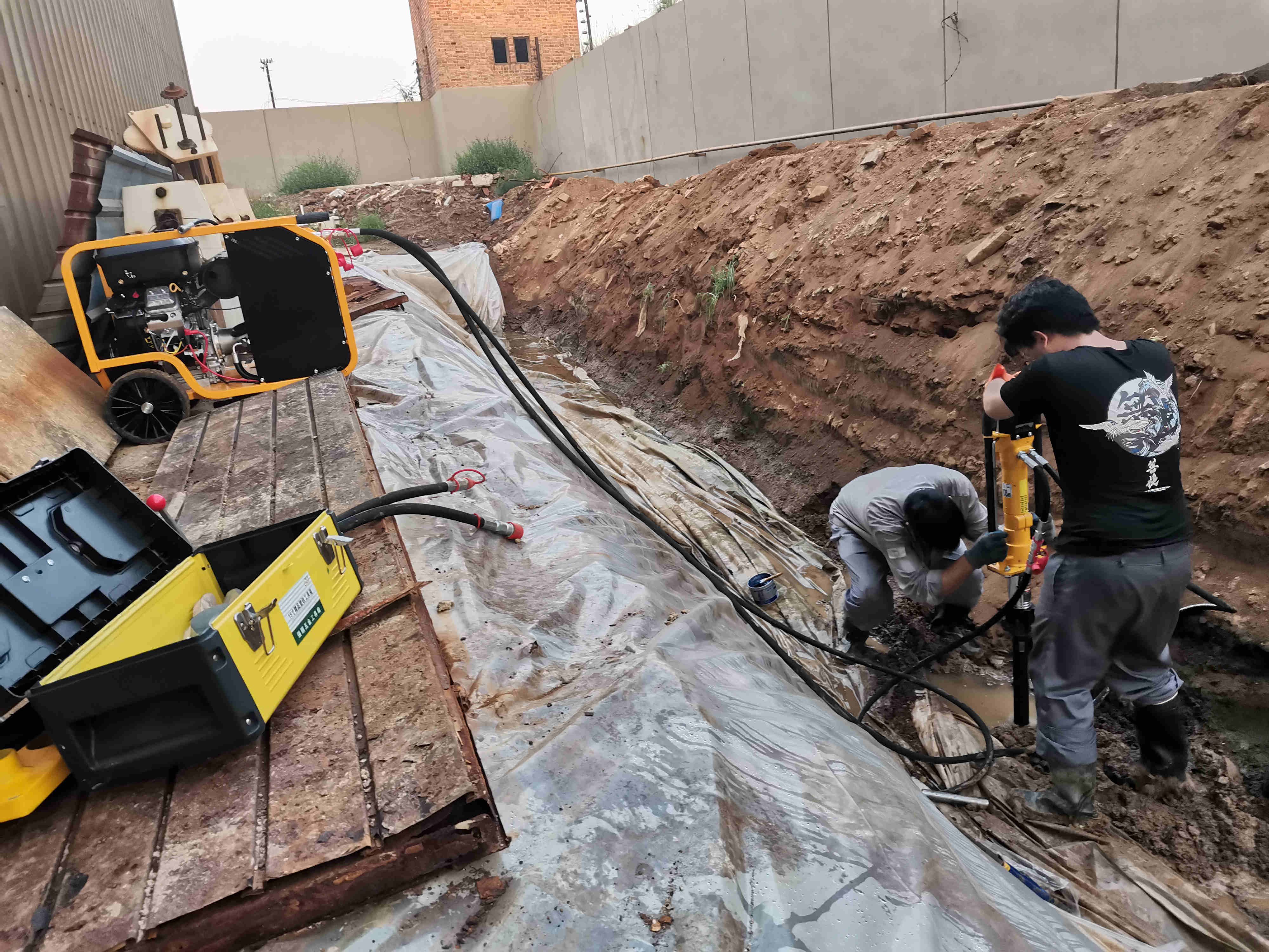 沟壑土壤采样.jpg 沟壑土壤采样.jpg