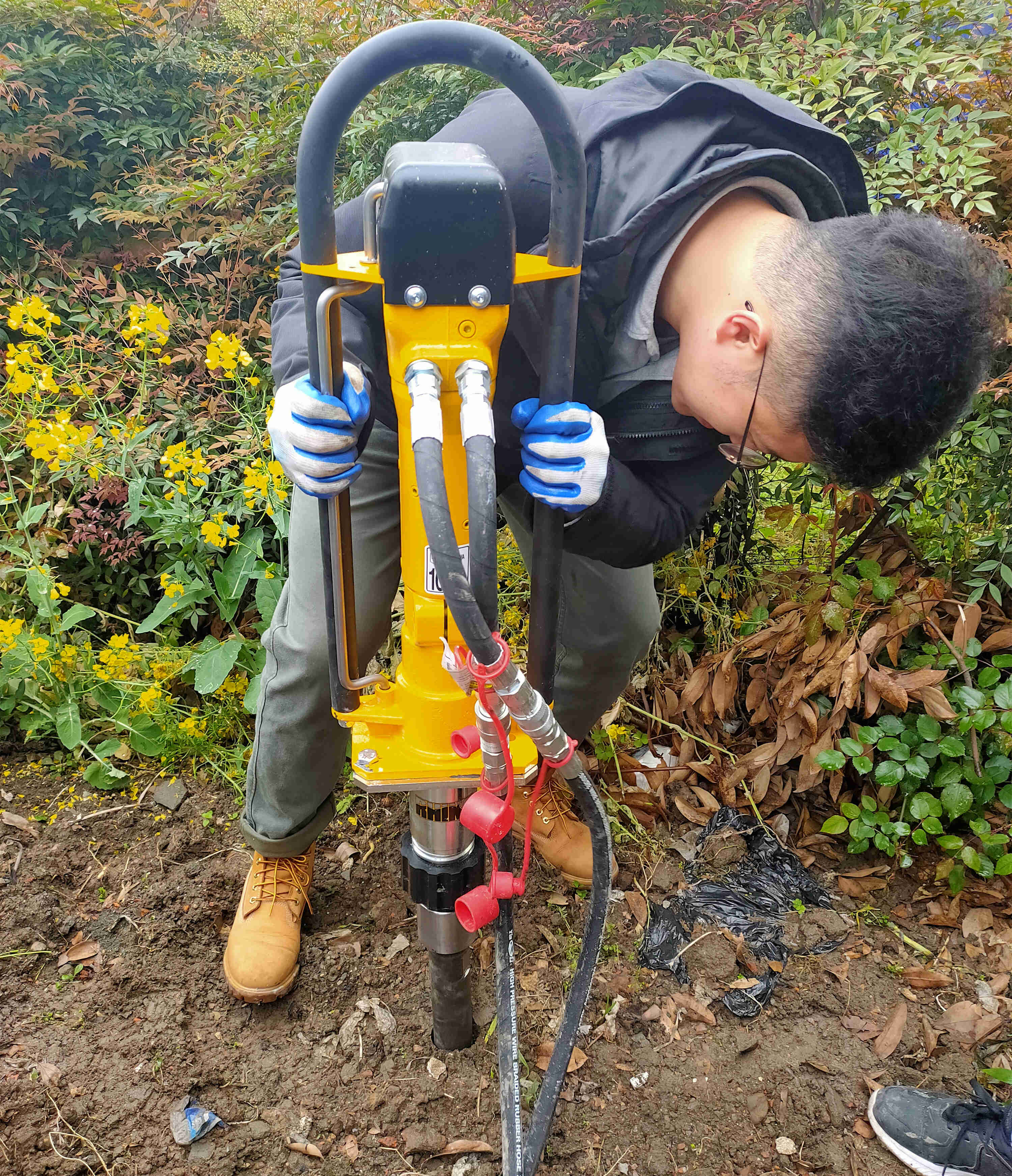 9客户钻进照片_副本.jpg 9客户钻进照片_副本.jpg