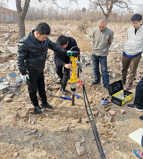 犀牛取土钻机.jpg 犀牛取土钻机.jpg