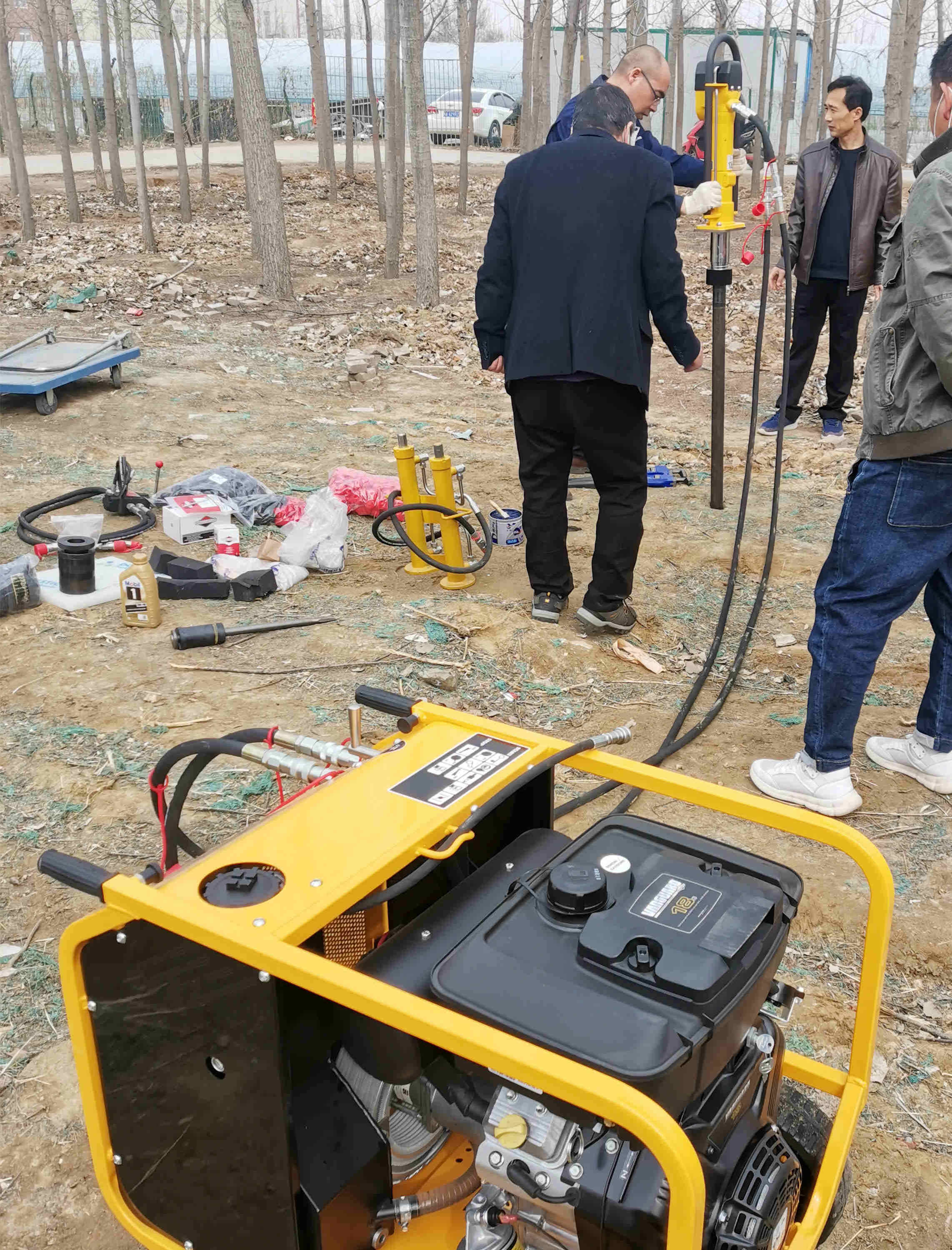 客户操作钻进_副本.jpg 客户操作钻进_副本.jpg