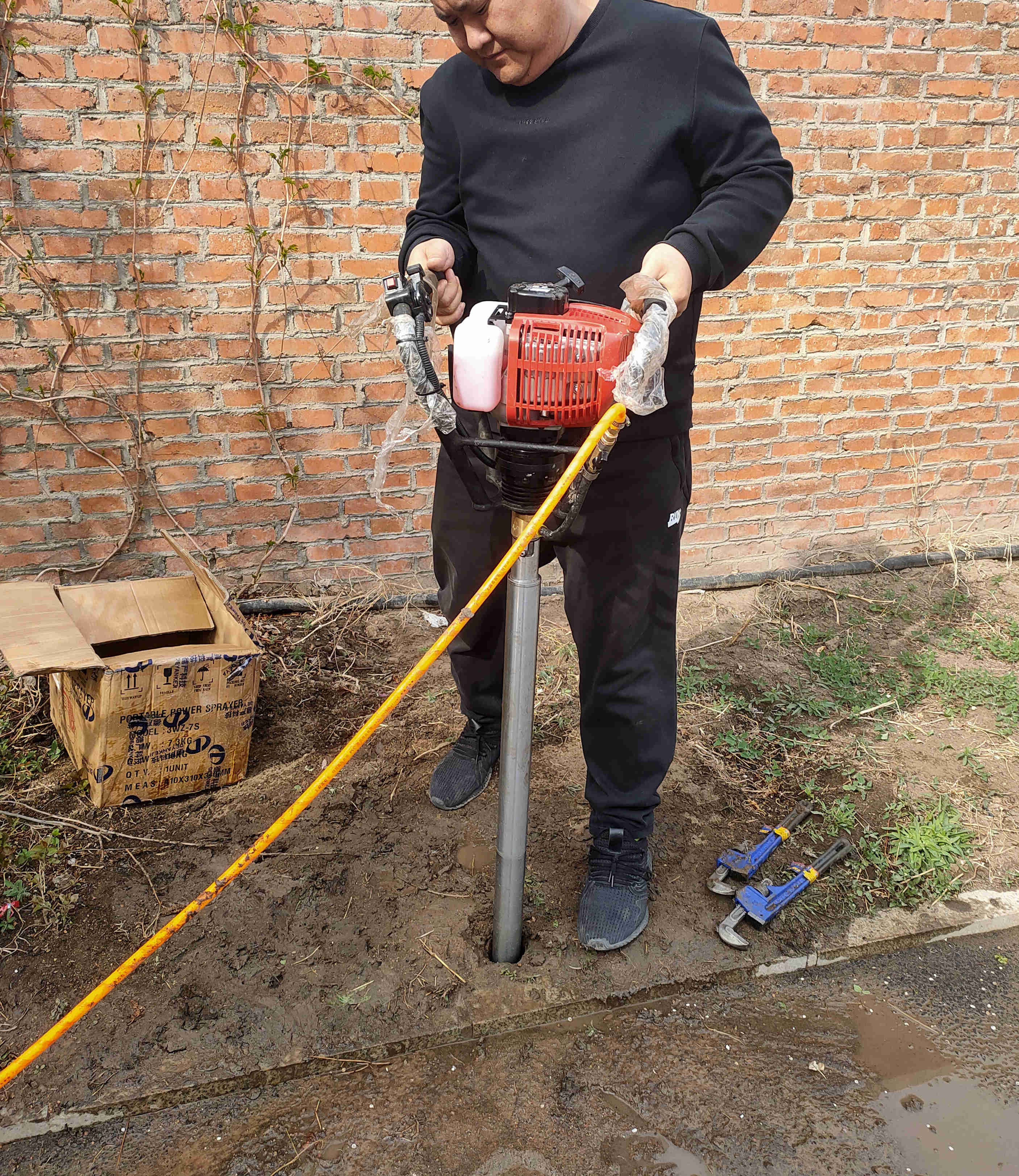 4客户钻进照片.jpg 4客户钻进照片.jpg