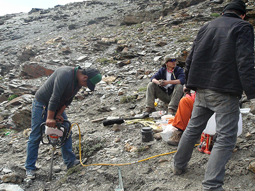 背包岩芯钻机采样.jpg 背包岩芯钻机采样.jpg