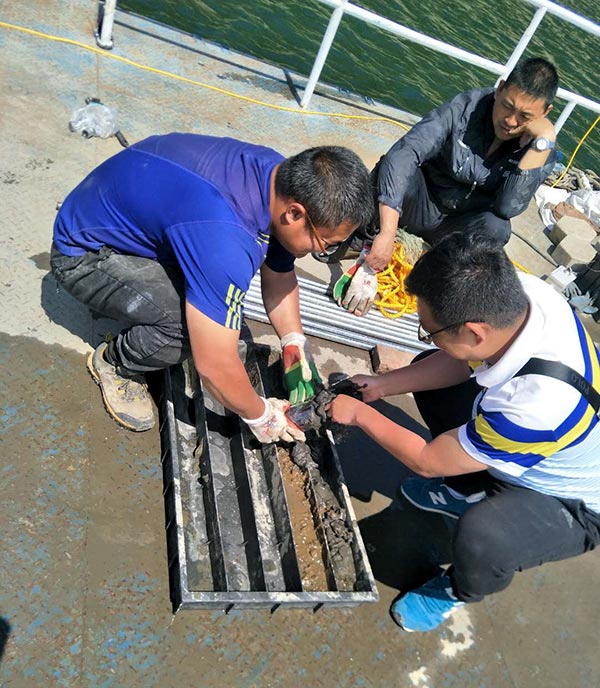 底泥取样.jpg 底泥取样.jpg