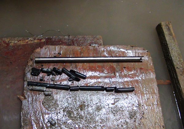 绍尔取出来岩芯.jpg 绍尔取出来岩芯.jpg