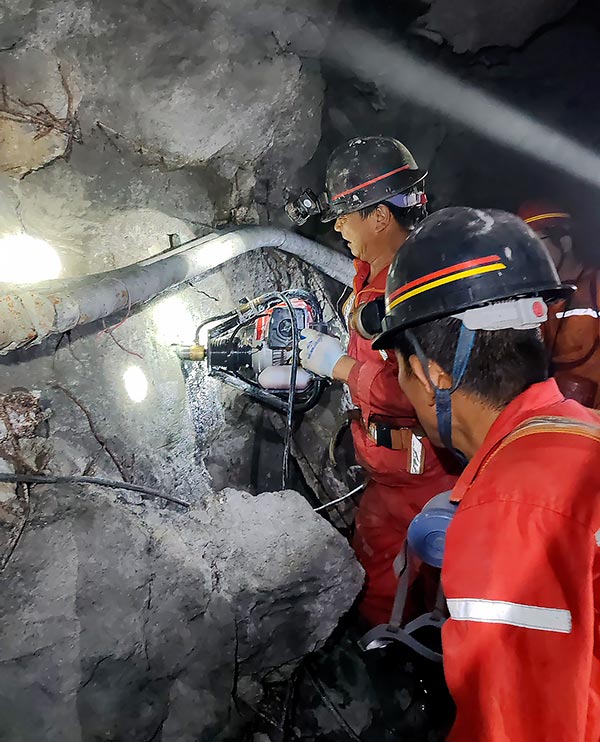 绍尔钻机在隧道中打钻.jpg 绍尔钻机在隧道中打钻.jpg