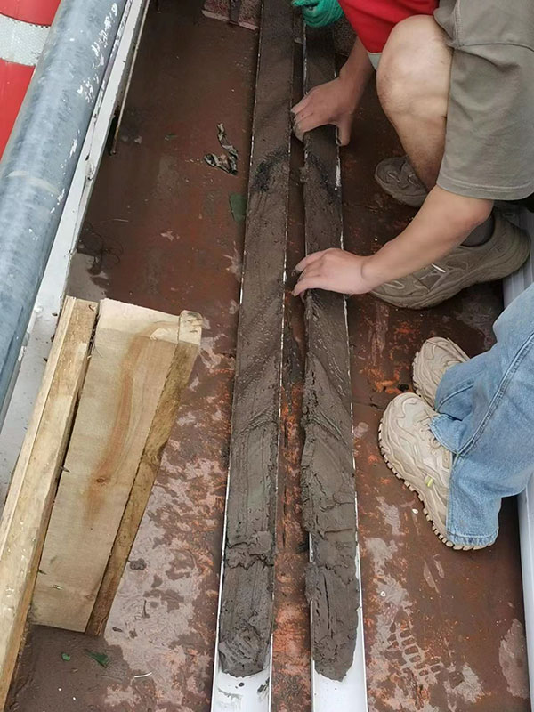 推出的样品被切割成两半.jpg 推出的样品被切割成两半.jpg