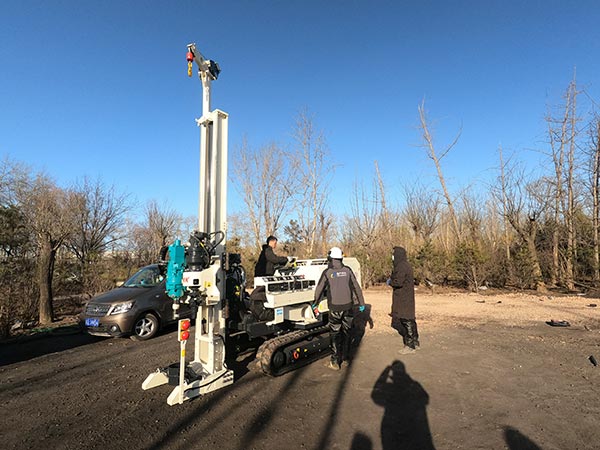 液压直推式钻机.jpg 液压直推式钻机.jpg