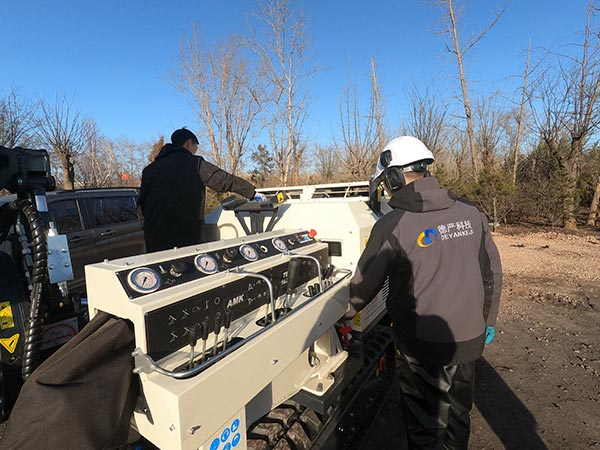 TEC液压直推钻机.jpg TEC液压直推钻机.jpg