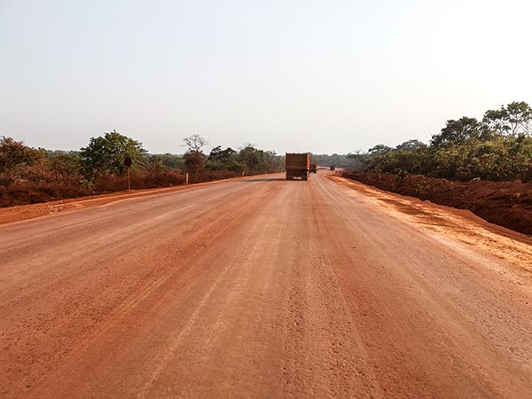 几内亚SMB公司----通车半年后的浆土路---路况良好(每天多达5000次百吨重车通行)2.jpg 几内亚SMB公司----通车半年后的浆土路---路况良好(每天多达5000次百吨重车通行)2.jpg