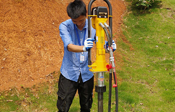 犀牛液压手持式取土钻机演示培训成功完成 犀牛液压手持式取土钻机演示培训成功完成