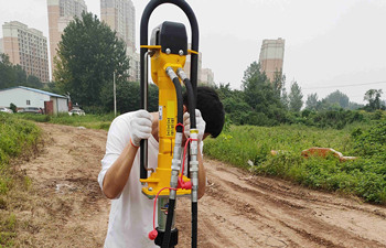 液压犀牛土壤取样钻机培训演示 液压犀牛土壤取样钻机培训演示