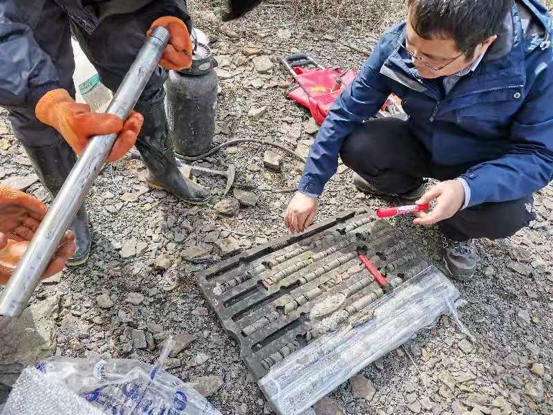 绍尔背包钻机案例:油页岩取样 绍尔背包钻机案例:油页岩取样