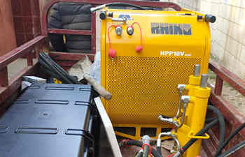 液压犀牛取土钻机交付使用 液压犀牛取土钻机交付使用