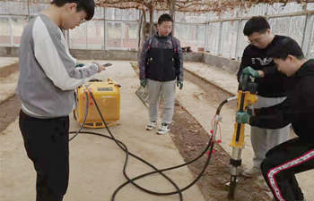 犀牛HPD液压手持式钻机演示交付 犀牛HPD液压手持式钻机演示交付