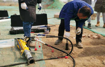 液压犀牛取土钻机交付演示 液压犀牛取土钻机交付演示