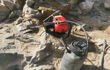 近期绍尔背包式岩芯取样钻机的交付 近期绍尔背包式岩芯取样钻机的交付