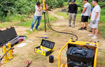 案例展示:犀牛取土钻机的交付 案例展示:犀牛取土钻机的交付